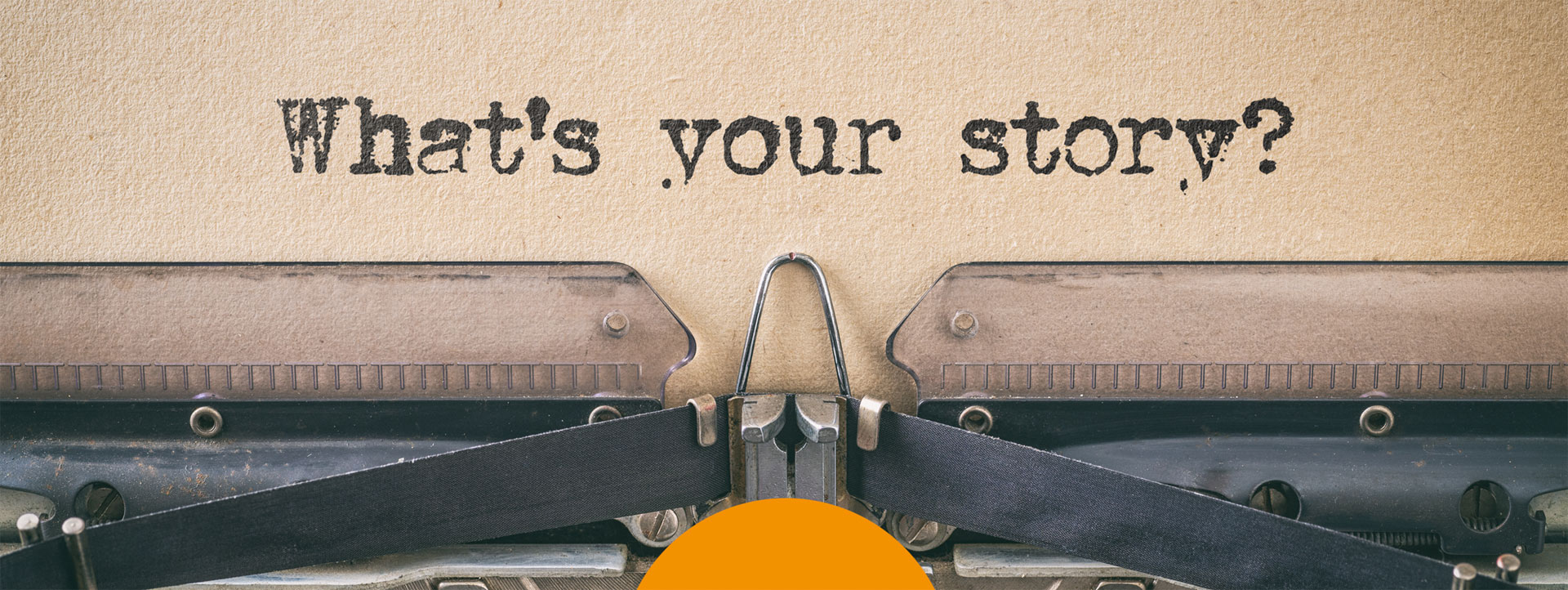 Vintage Schreibmaschine mit Text auf Blatt geschrieben: What's your story?